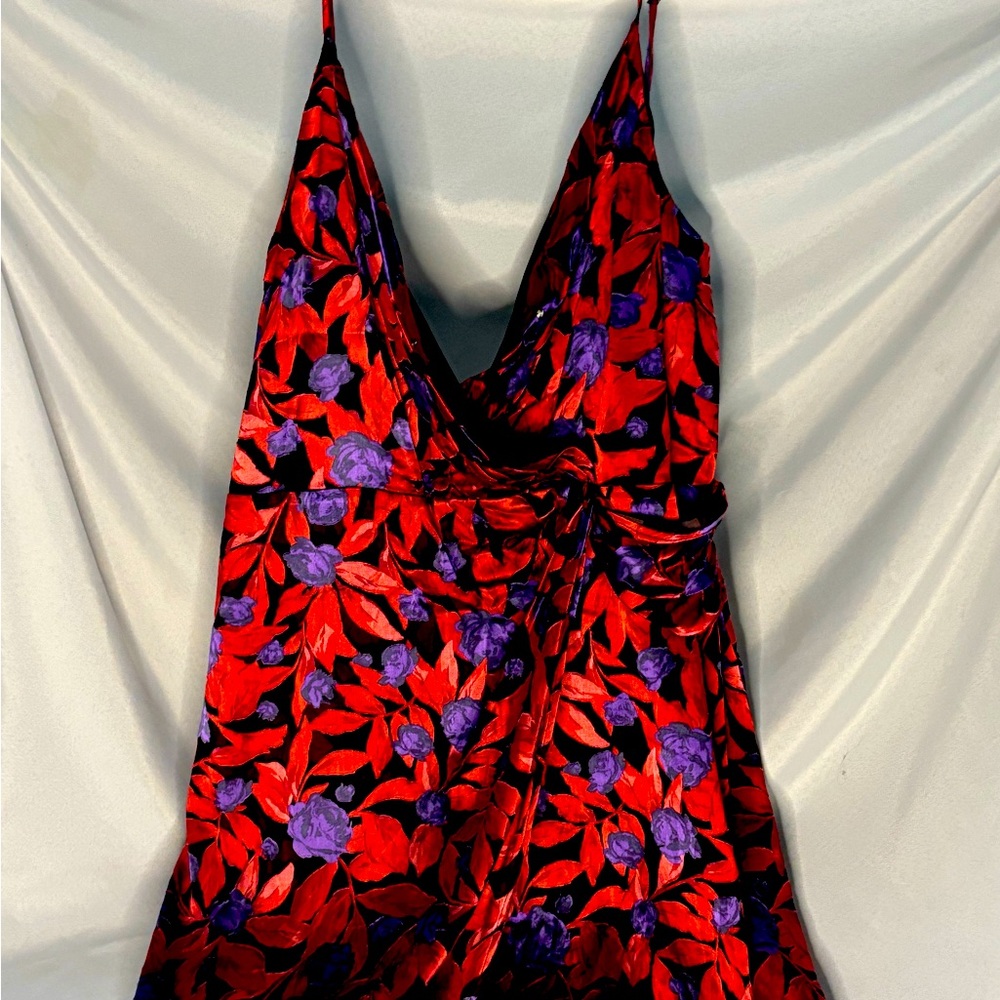 Spaghetti strapped plunging neckline rich colored evening‎ wear